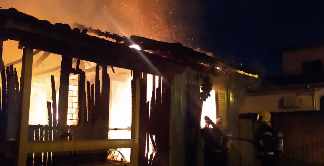Idoso sofre queimaduras durante incêndio em casa de Criciúma (3)