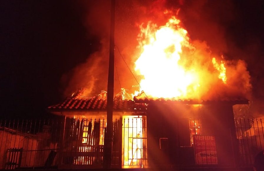 Idoso sofre queimaduras durante incêndio em casa de Criciúma