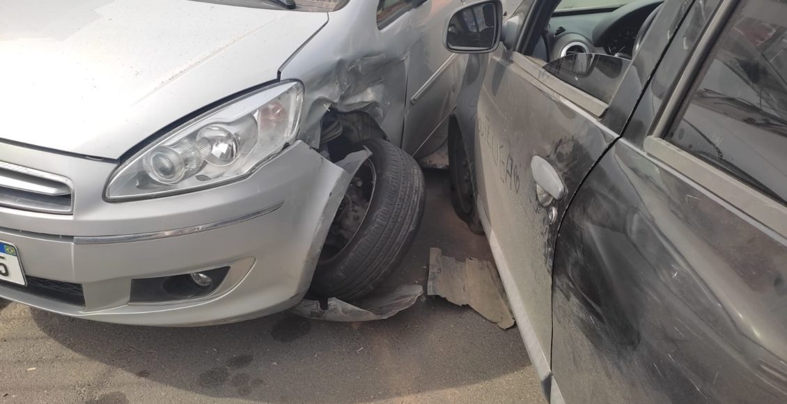 Motorista perde controle de carro e bate em veículo estacionado em Criciúma