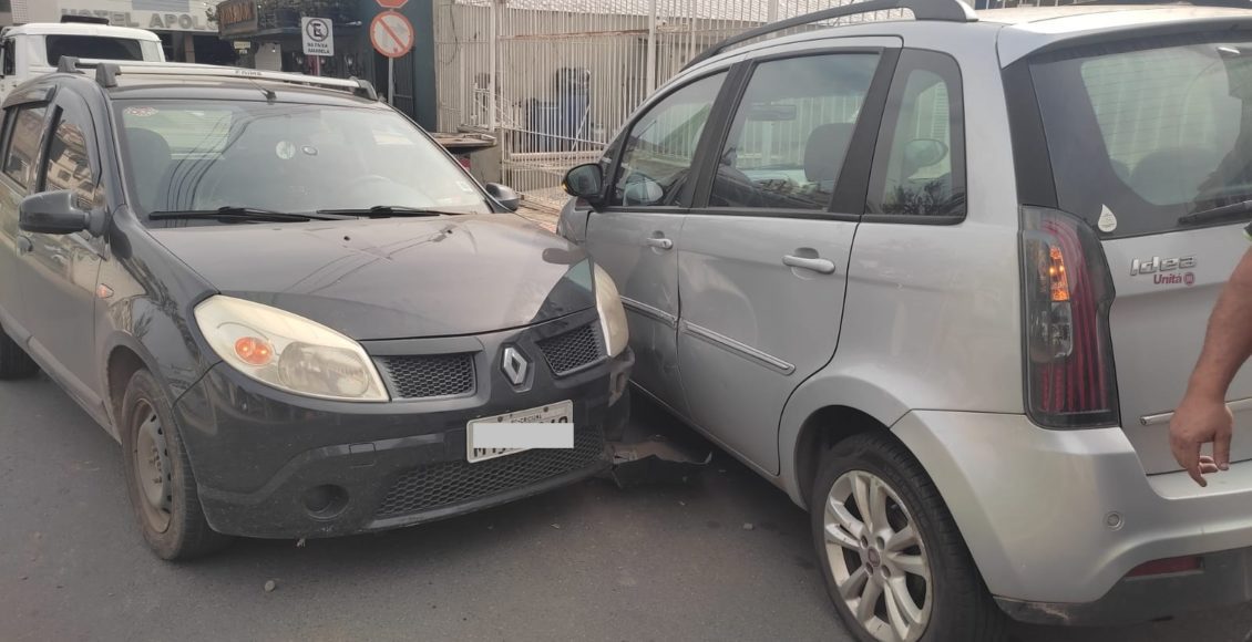 Motorista perde controle de carro e bate em veículo estacionado em Criciúma (2)