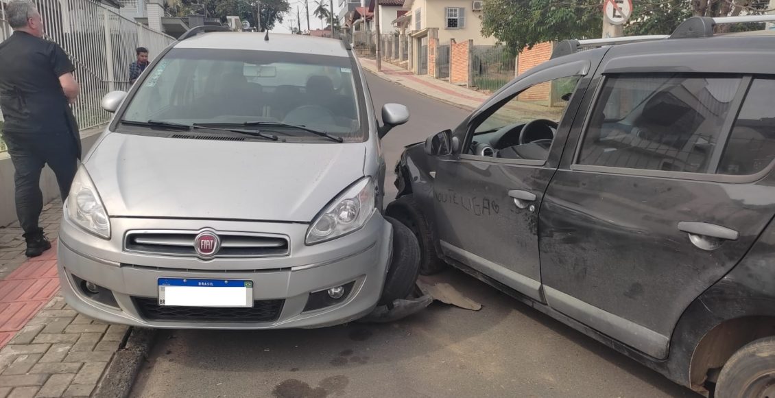 Motorista perde controle de carro e bate em veículo estacionado em Criciúma (3)