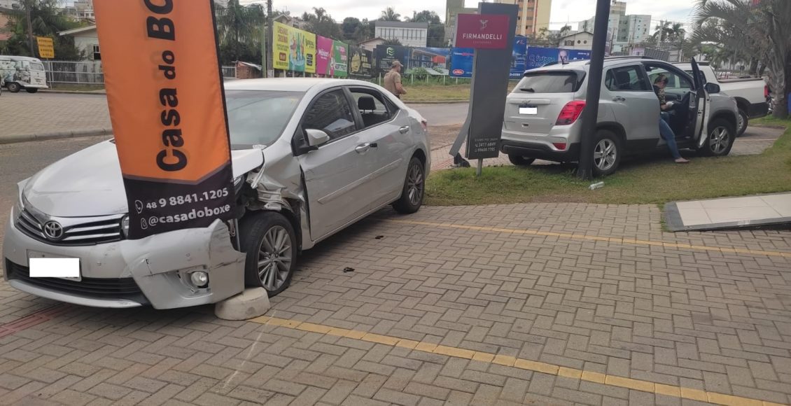 Criciúma: motorista passa direto em rotatória e colide em dois carros estacionados