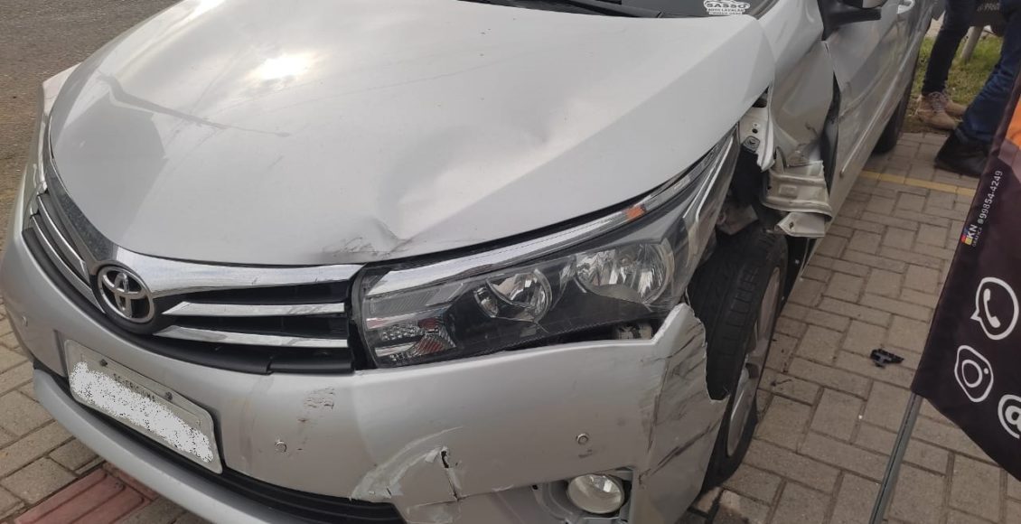 Criciúma: motorista passa direto em rotatória e colide em dois carros estacionados