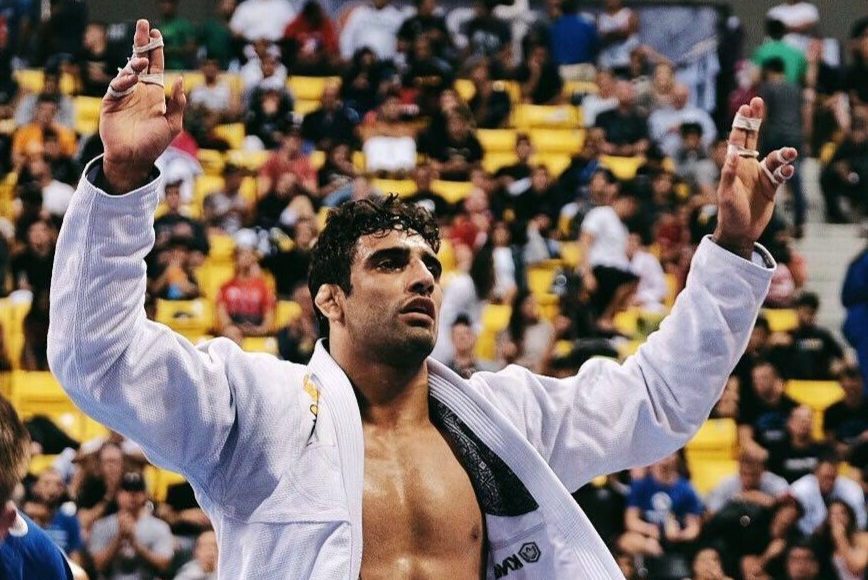 Leandro Lo, campeão mundial de jiu-jítsu, morre após ser baleado durante  show