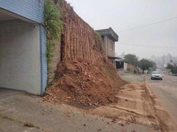 Negligência termina em deslizamento de terra no Centro de Criciúma