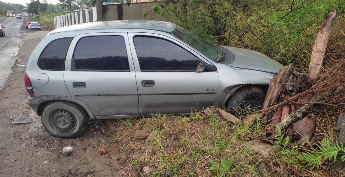 Acidente termina com carro em meio ao matagal em Criciúma