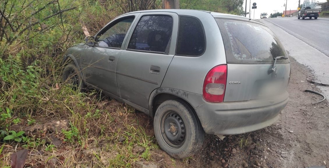 Acidente termina com carro em meio ao matagal em Criciúma