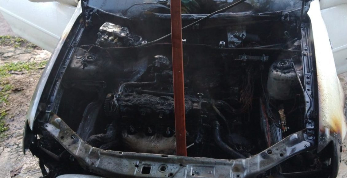 Carro pega fogo e fica parcialmente destruído em Criciúma (2)