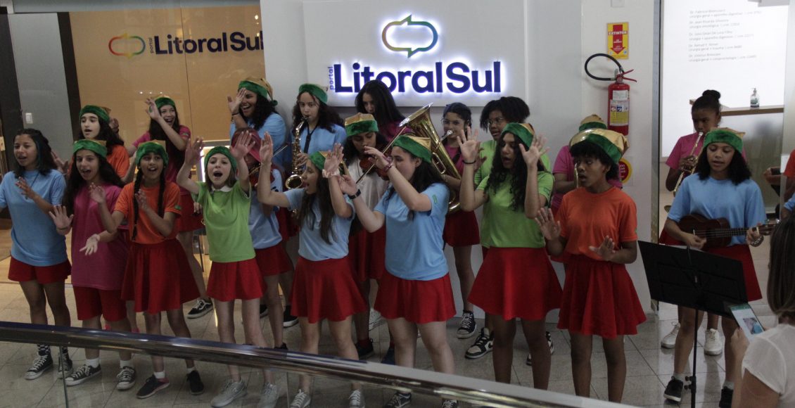 Coral do Bairro da Juventude canta e encanta durante apresentação no Portal Litoral Sul; confira