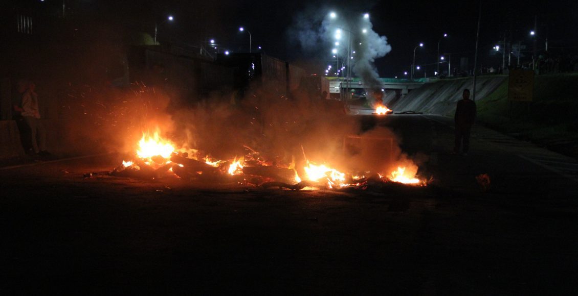 Manifestantes queimam pneus e voltam a bloquear BR-101, em Içara