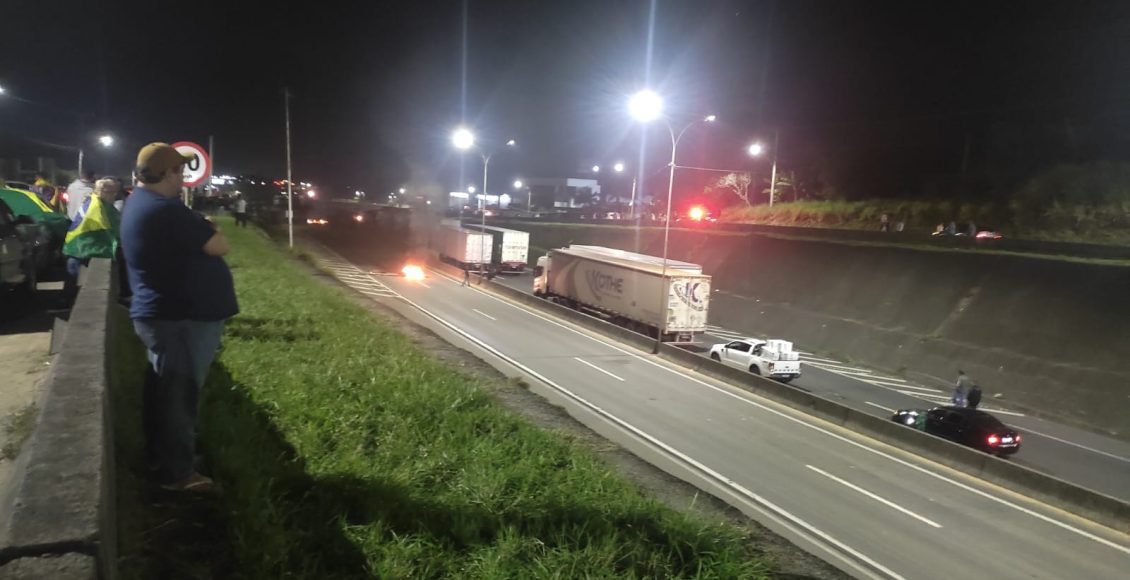 Manifestantes queimam pneus e voltam a bloquear BR-101, em Içara