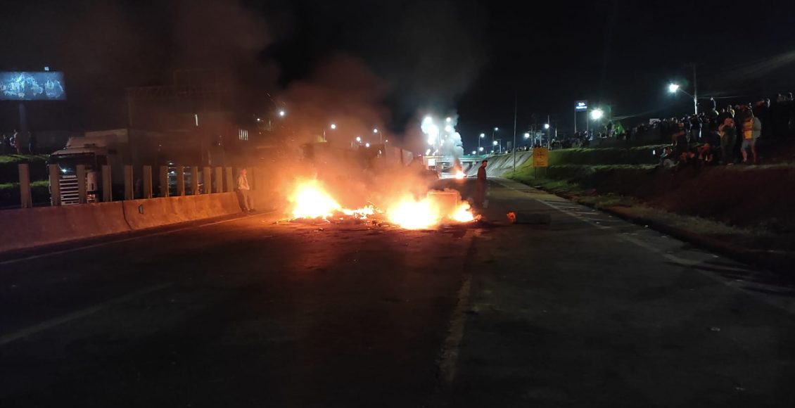 Manifestantes queimam pneus e voltam a bloquear BR-101, em Içara