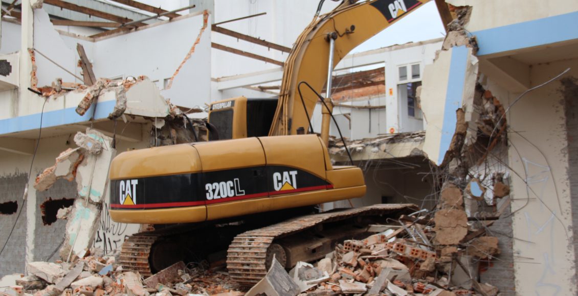 Após três anos desocupada, antiga sede da Celesc é demolida