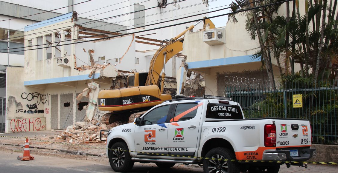 Após três anos desocupada, antiga sede da Celesc é demolida (2)