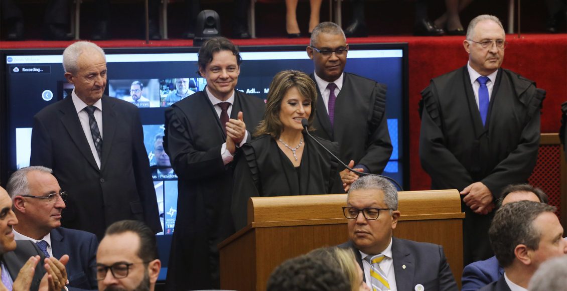 Gisele Lemke, presta juramento durante posse como desembargadora do TRF4 | Foto: Sylvio Sirangelo/TRF4