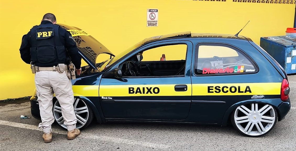 Carro rebaixado com logotipo da PRF é flagrado durante evento em