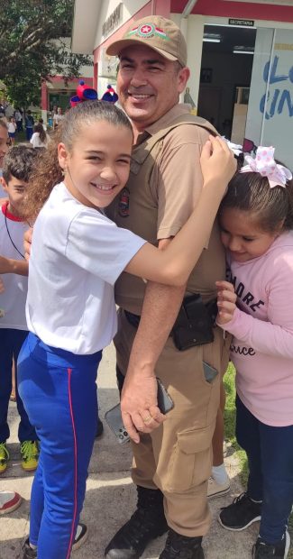 Alunos de escola de Criciúma recebem policial militar com abraço caloroso