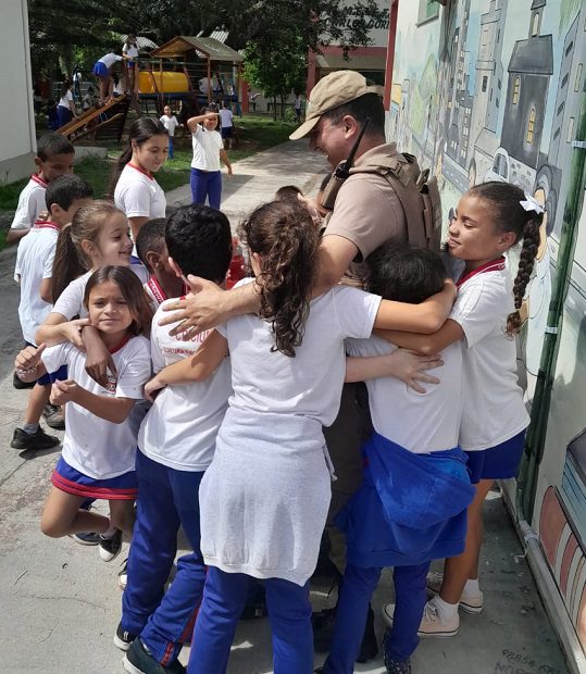 Alunos de escola de Criciúma recebem policial militar com abraço caloroso