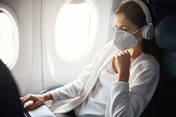 Uso de máscara em avião e aeroporto deixa de ser obrigatório