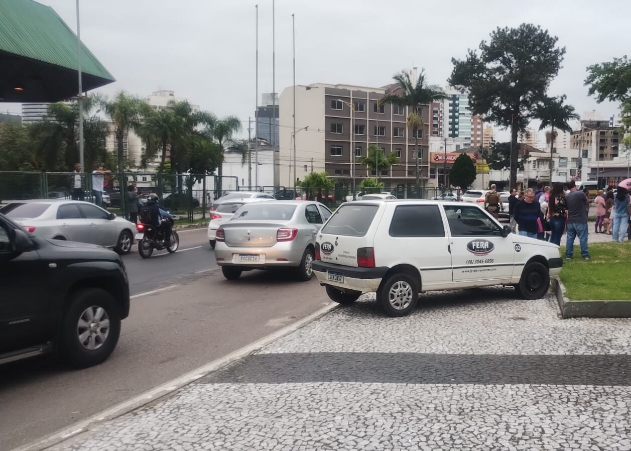 Carro tem os quatro pneus furtados enquanto dono assistia jogo do Tigre em  Criciúma - Sulinfoco