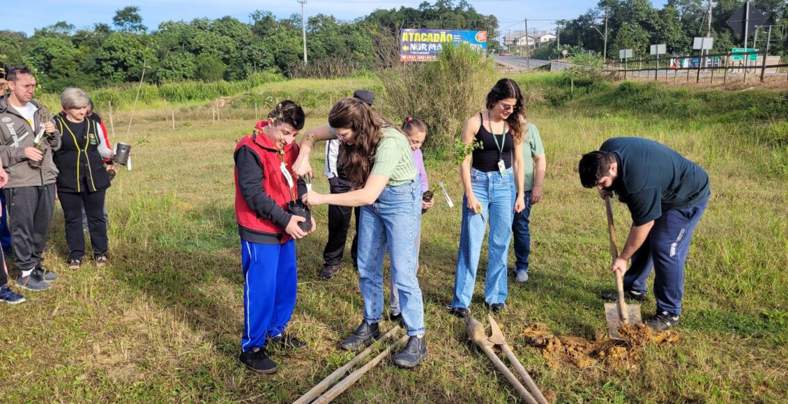 APAE – DMA – Plantio de Árvores – Por Ana Paula Nesi (7)