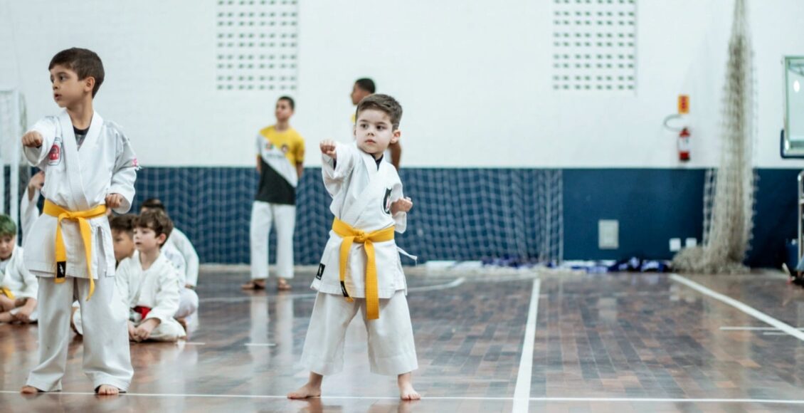 Mais de 90 alunos de karatê do projeto +Esporte +Futuro são graduados em Criciúma – Foto de Divulgação FME (8)