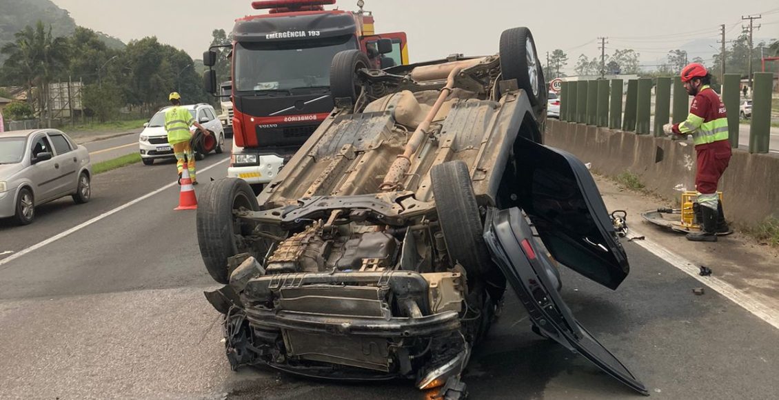 Acidente com carro capotado em Maracajá