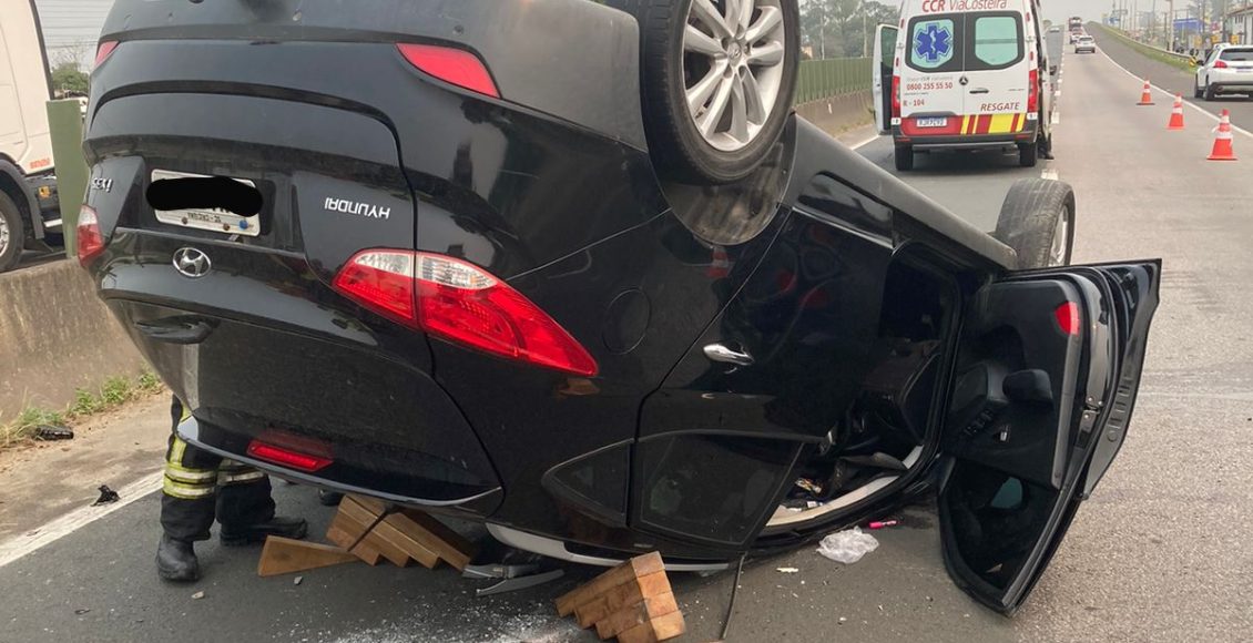 Acidente com carro capotado em Maracajá